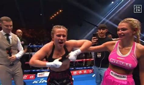 Aussie fighter flashes crowd with her breasts after STUNNING。